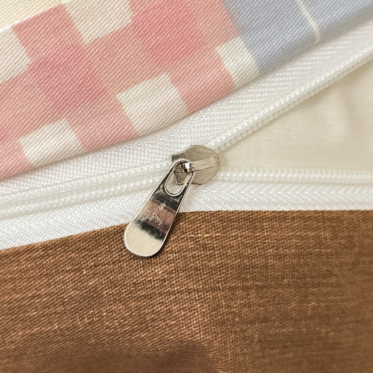 91家纺网 家纺一手货源 找家纺 博雅 2026新款全棉纯棉小卡通印花四件套 小版-咖格蝴蝶结喵