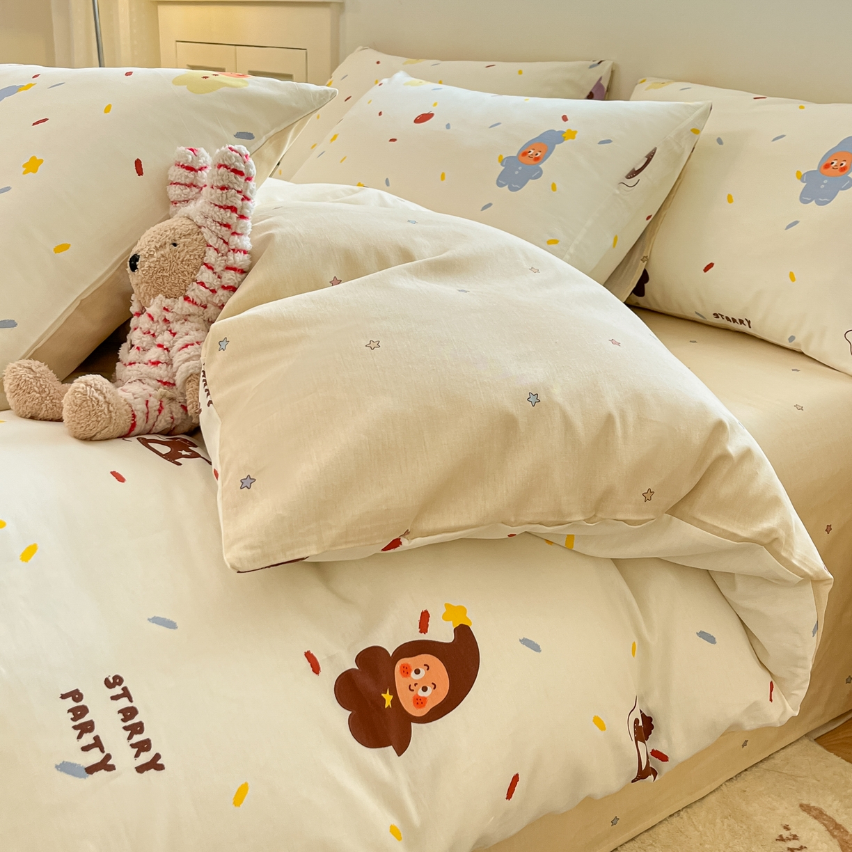 91家纺网 家纺一手货源 找家纺 博雅 2026新款全棉纯棉小卡通印花四件套 小版-苹果彩带星星人