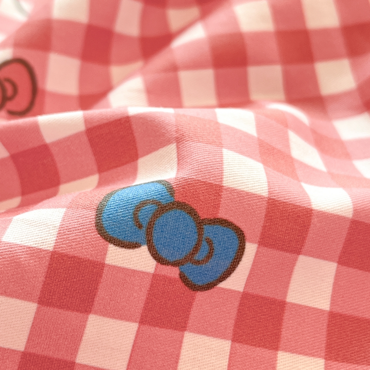 91家纺网 家纺一手货源 找家纺 博雅 2026新款三丽鸥全棉纯棉小版印花四件套 红格kt