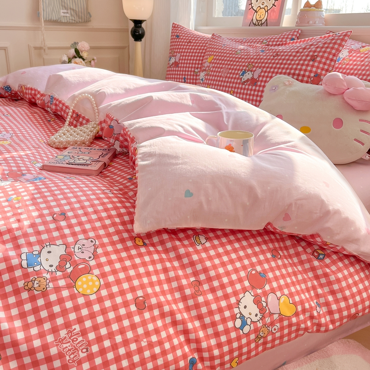 91家纺网 家纺一手货源 找家纺 博雅 2026新款三丽鸥全棉纯棉小版印花四件套 红格kt