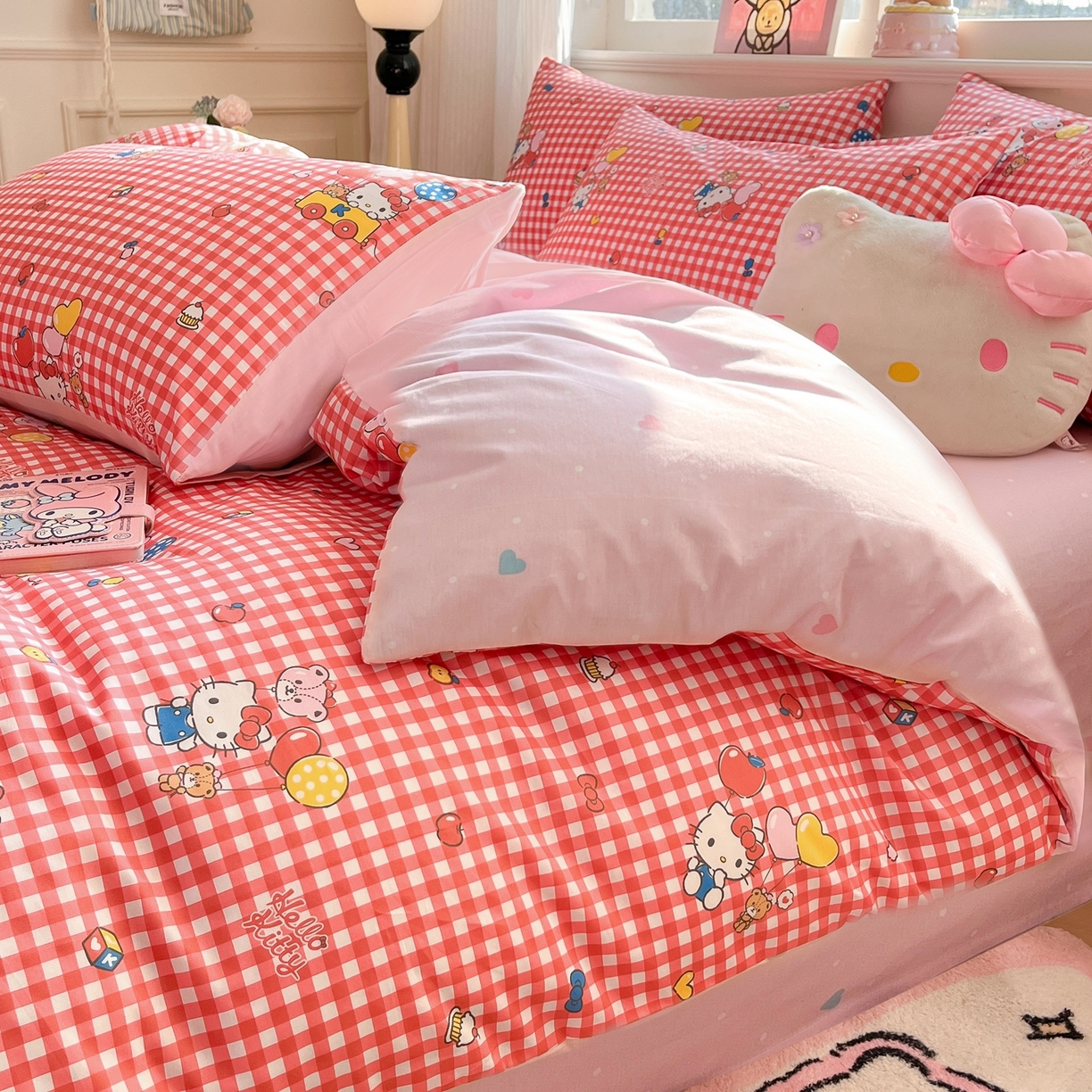 91家纺网 家纺一手货源 找家纺 博雅 2026新款三丽鸥全棉纯棉小版印花四件套 红格kt