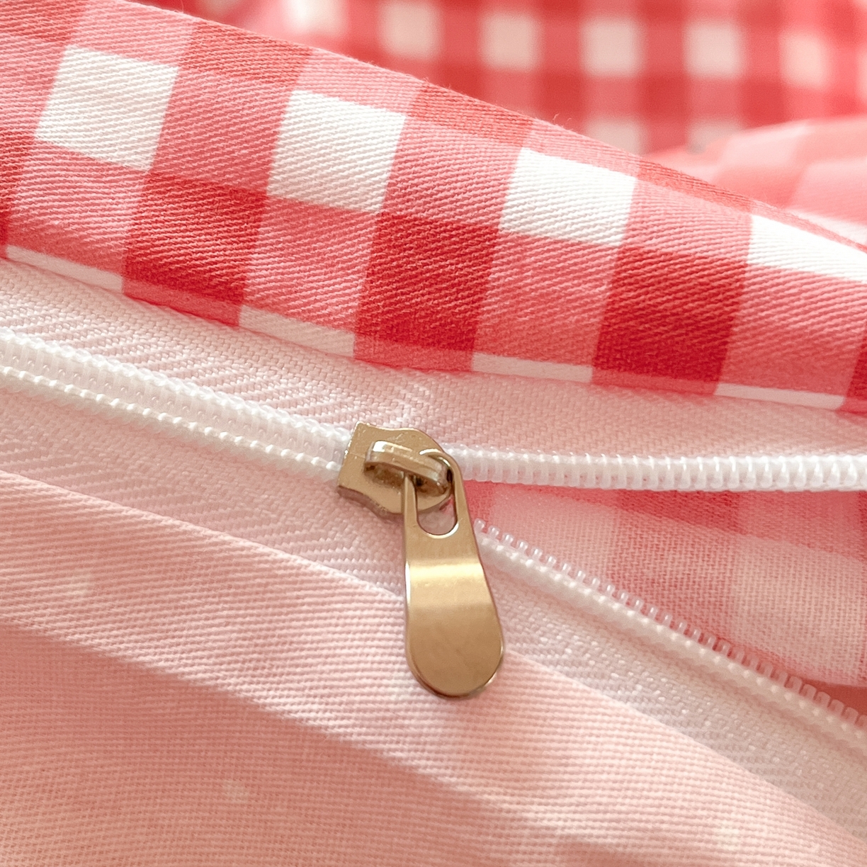 91家纺网 家纺一手货源 找家纺 博雅 2026新款三丽鸥全棉纯棉小版印花四件套 红格kt