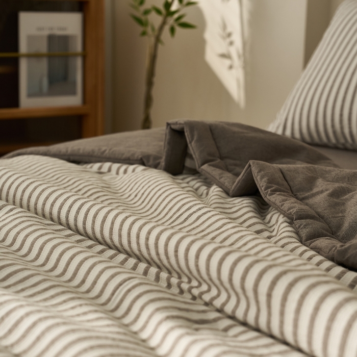 91家纺网 家纺一手货源 找家纺 暖阳 2026新款全棉色织提花良品系列棉花夏被夏凉被空调被 良品-条纹灰