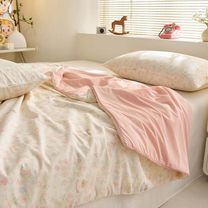 91家纺网 家纺一手货源 找家纺 暖阳 2026新款A全棉B凉感丝夏被夏凉被空调被 小冰皮-花园狗狗