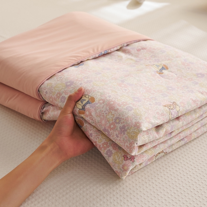 91家纺网 家纺一手货源 找家纺 暖阳 2026新款A全棉B凉感丝夏被夏凉被空调被 小冰皮-紫花熊宝