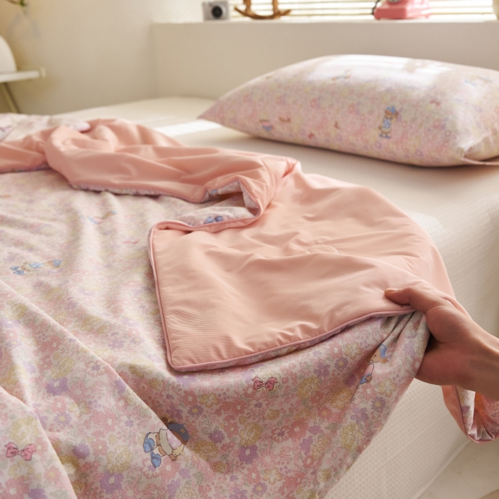 91家纺网 家纺一手货源 找家纺 暖阳 2026新款A全棉B凉感丝夏被夏凉被空调被 小冰皮-紫花熊宝