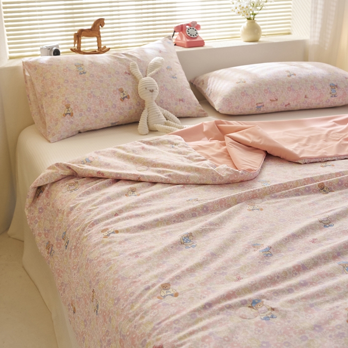 91家纺网 家纺一手货源 找家纺 暖阳 2026新款A全棉B凉感丝夏被夏凉被空调被 小冰皮-紫花熊宝