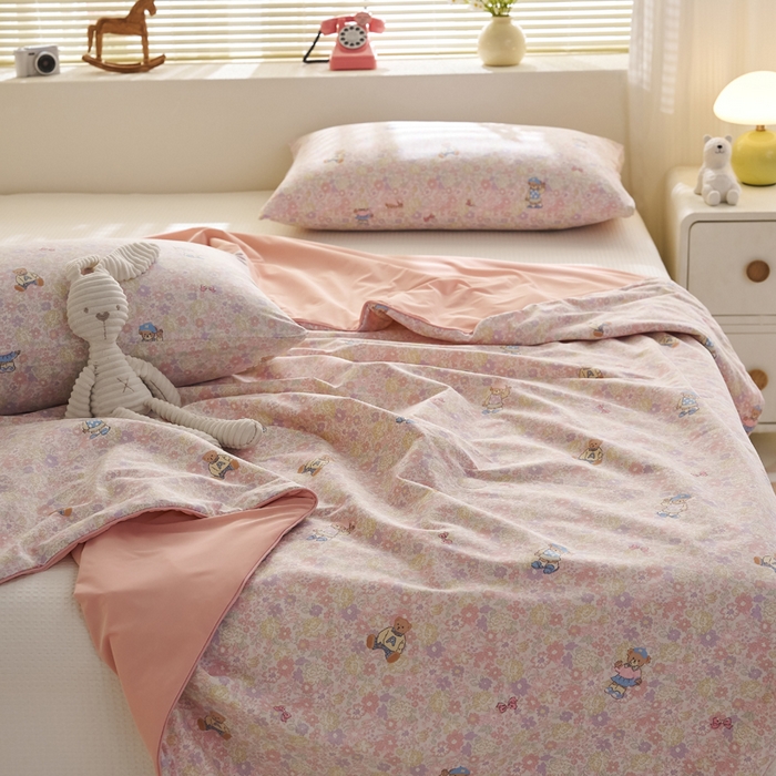 91家纺网 家纺一手货源 找家纺 暖阳 2026新款A全棉B凉感丝夏被夏凉被空调被 小冰皮-紫花熊宝