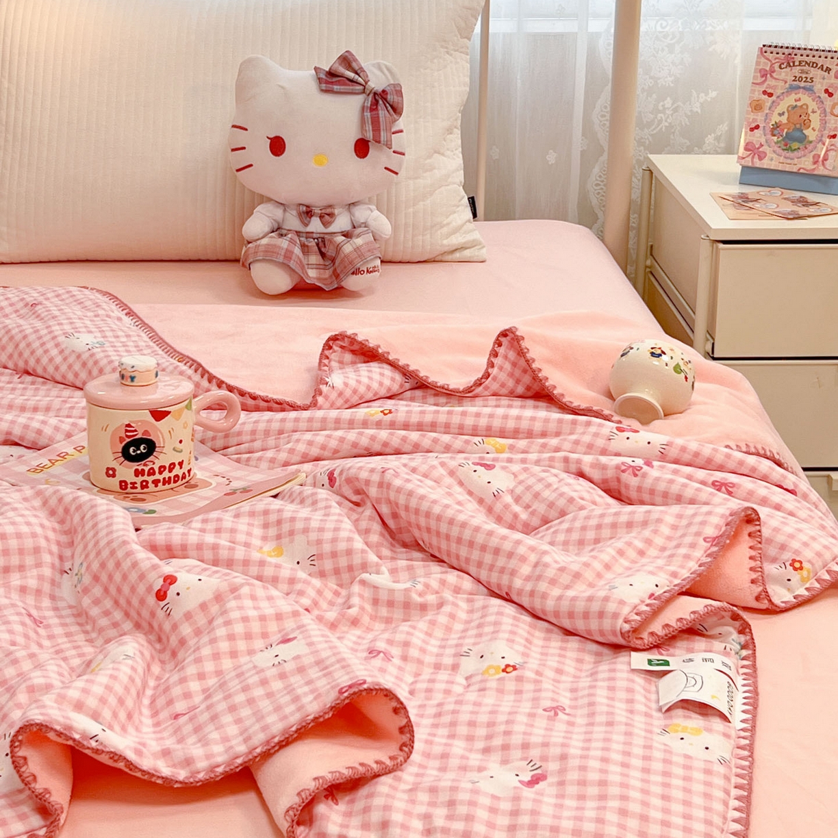 91家纺网 家纺一手货源 找家纺 妮可 2026新款A类三层夹棉全棉双层纱绒多功能盖毯被 KT-浅粉