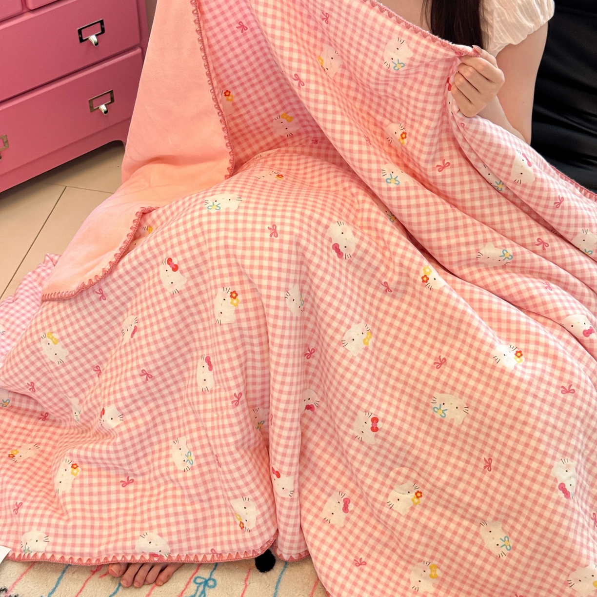 91家纺网 家纺一手货源 找家纺 妮可 2026新款A类三层夹棉全棉双层纱绒多功能盖毯被 KT-浅粉