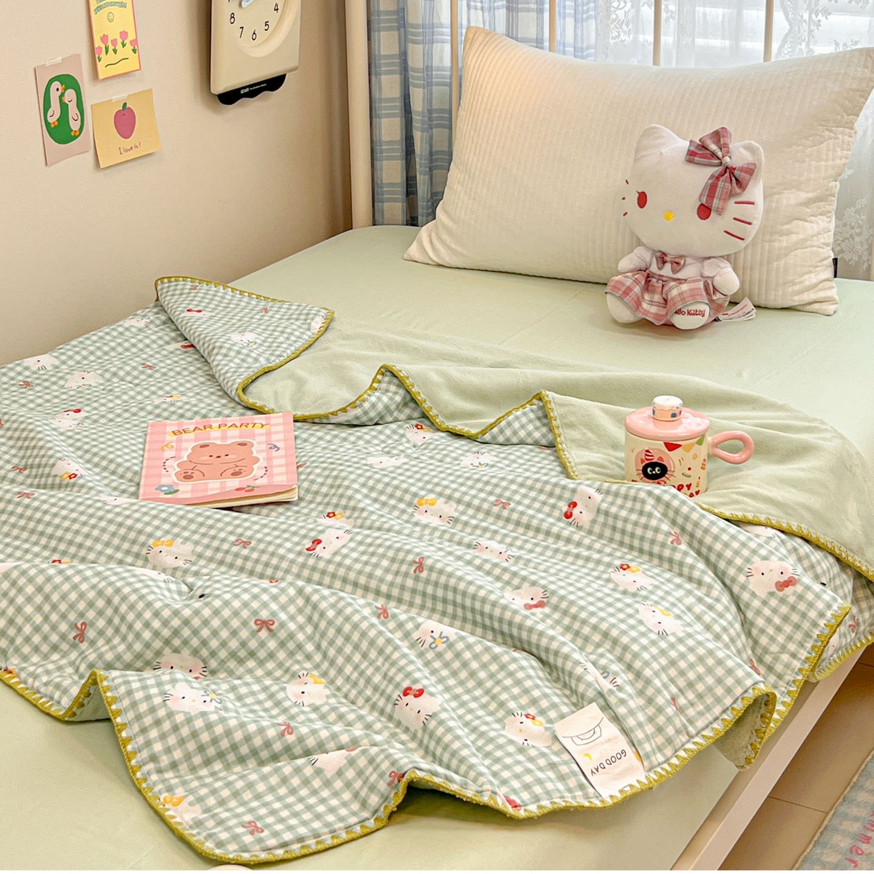 91家纺网 家纺一手货源 找家纺 妮可 2026新款A类三层夹棉全棉双层纱绒多功能盖毯被 KT-奶绿