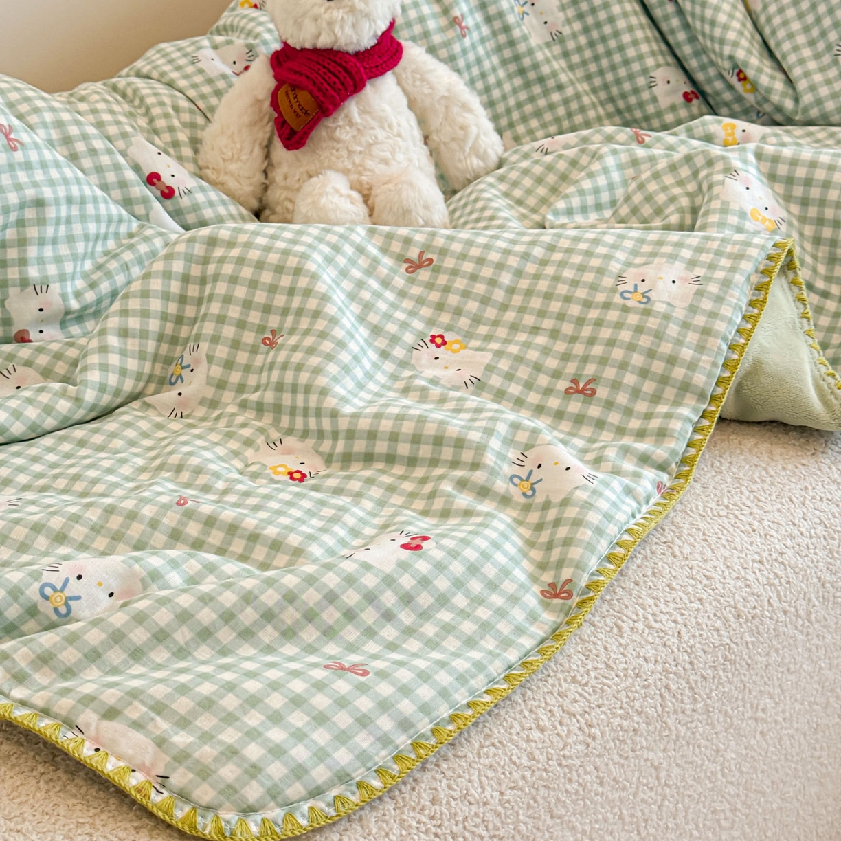 91家纺网 家纺一手货源 找家纺 妮可 2026新款A类三层夹棉全棉双层纱绒多功能盖毯被 KT-奶绿