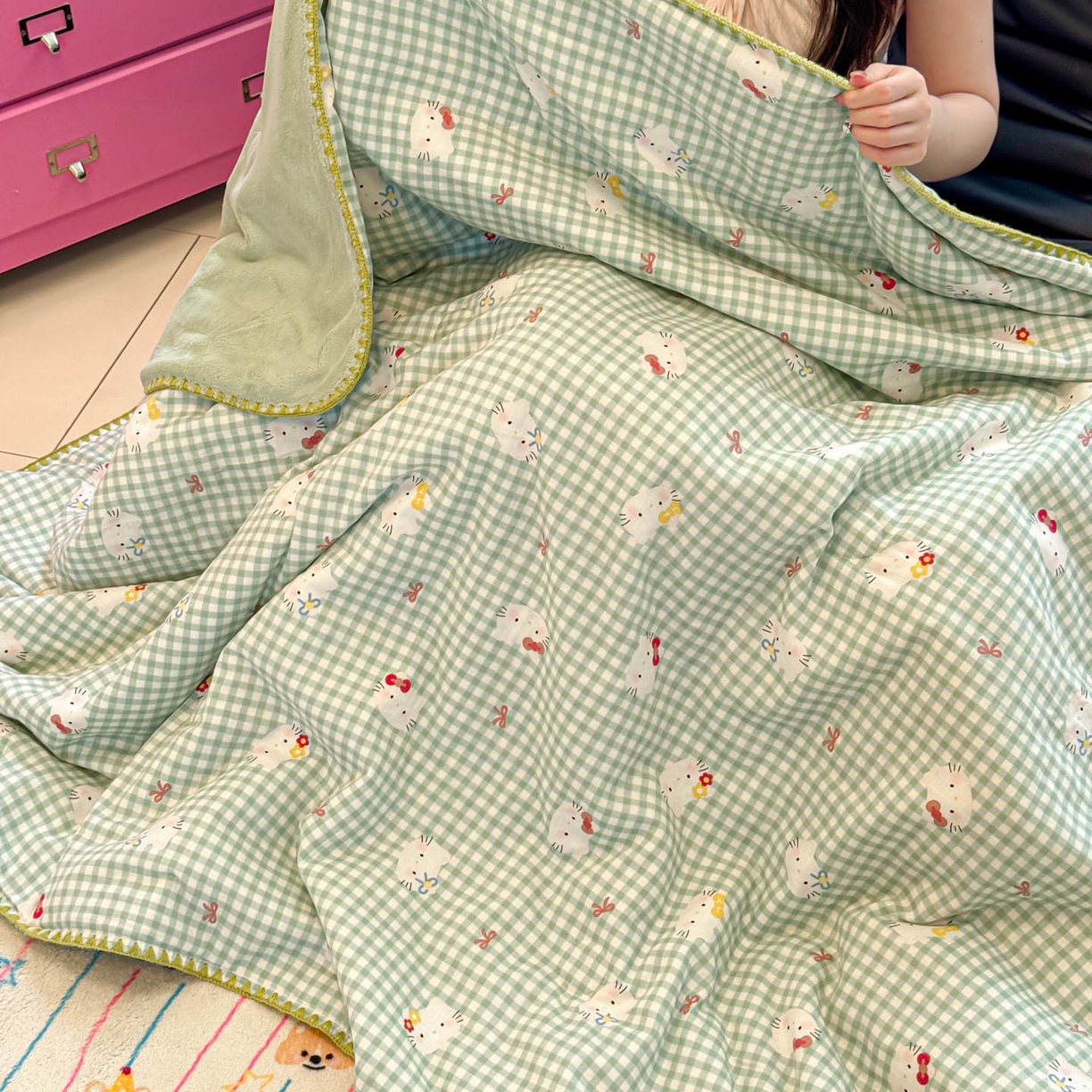 91家纺网 家纺一手货源 找家纺 妮可 2026新款A类三层夹棉全棉双层纱绒多功能盖毯被 KT-奶绿