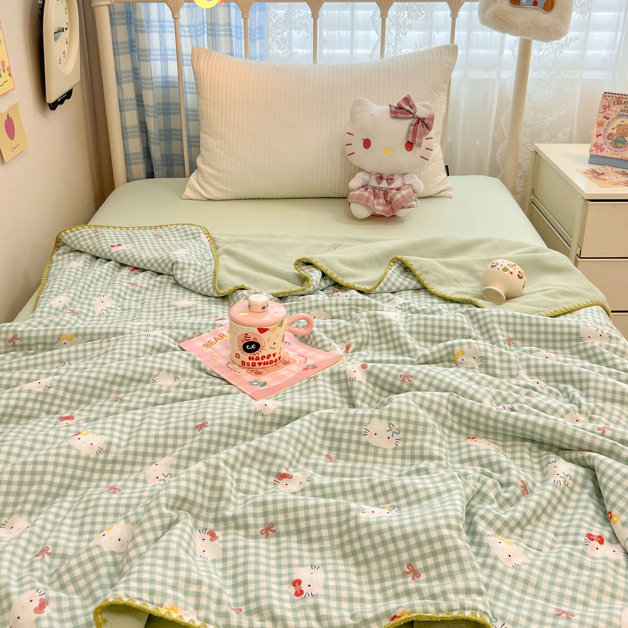 91家纺网 家纺一手货源 找家纺 妮可 2026新款A类三层夹棉全棉双层纱绒多功能盖毯被 KT-奶绿