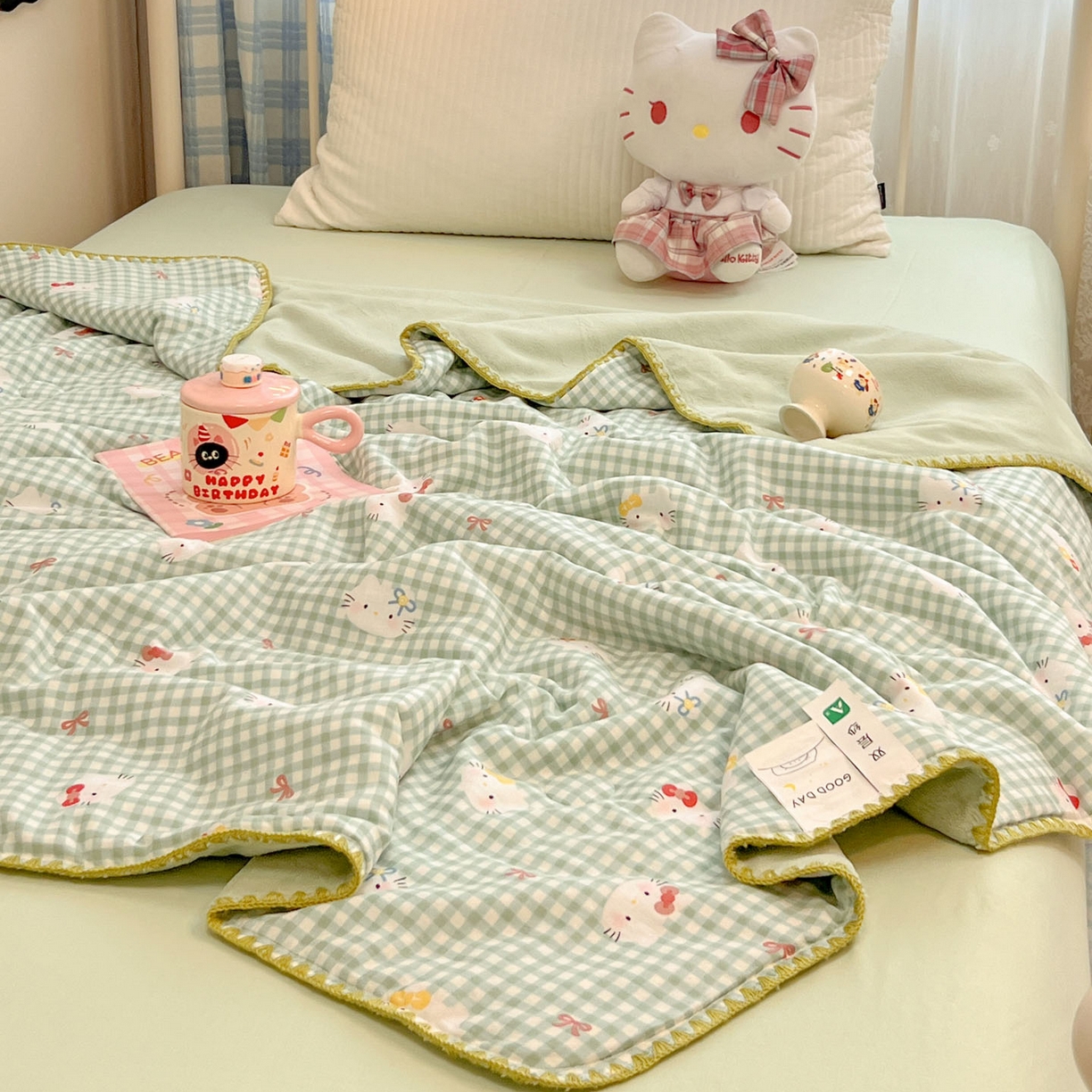 91家纺网 家纺一手货源 找家纺 妮可 2026新款A类三层夹棉全棉双层纱绒多功能盖毯被 KT-奶绿