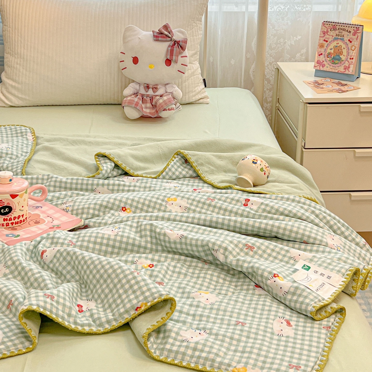 91家纺网 家纺一手货源 找家纺 妮可 2026新款A类三层夹棉全棉双层纱绒多功能盖毯被 KT-奶绿