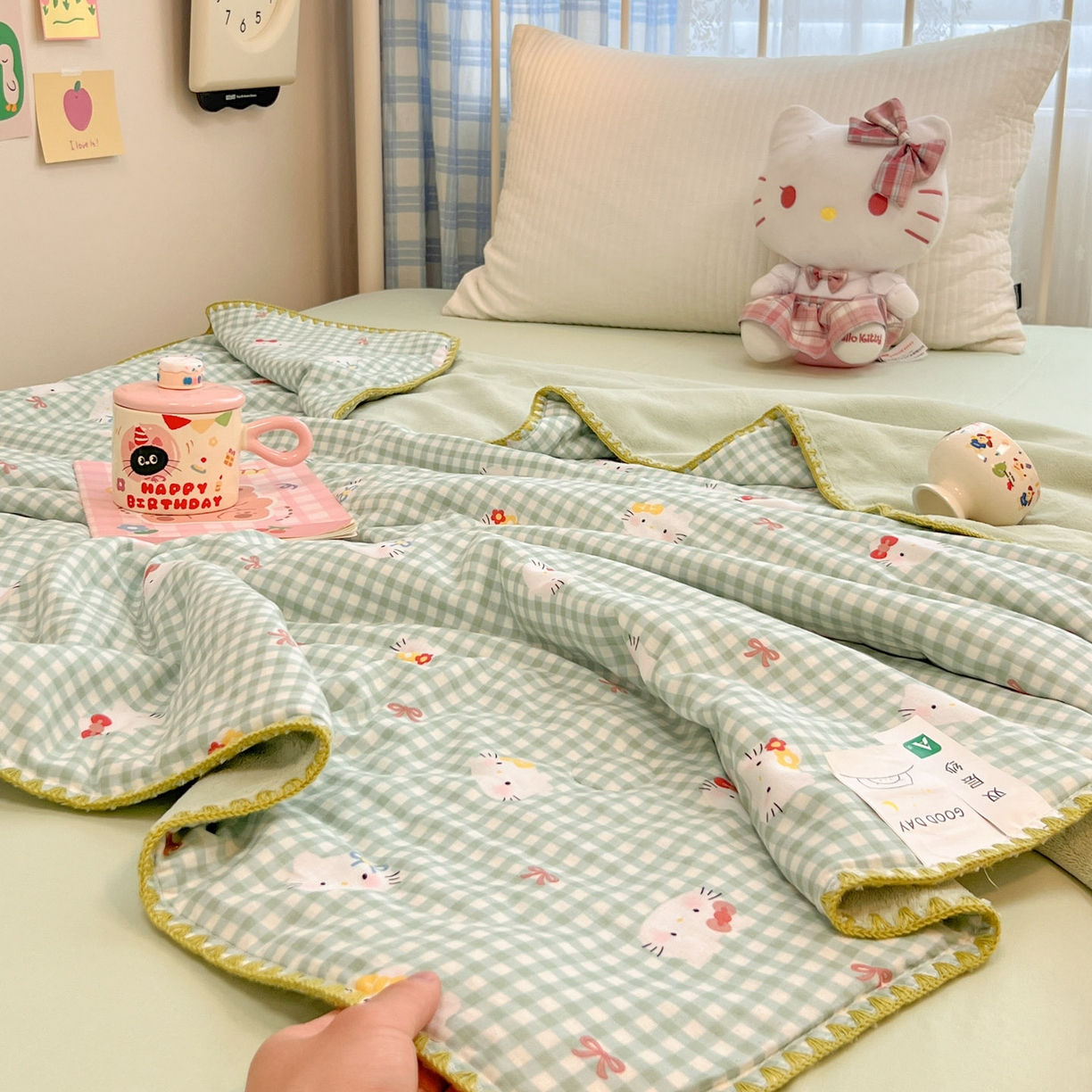 91家纺网 家纺一手货源 找家纺 妮可 2026新款A类三层夹棉全棉双层纱绒多功能盖毯被 KT-奶绿