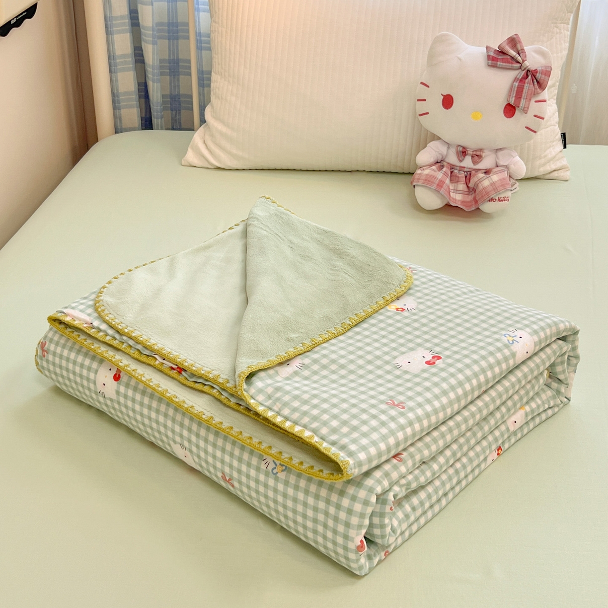 91家纺网 家纺一手货源 找家纺 妮可 2026新款A类三层夹棉全棉双层纱绒多功能盖毯被 KT-奶绿