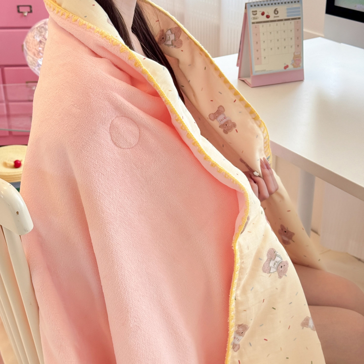 91家纺网 家纺一手货源 找家纺 妮可 2026新款A类三层夹棉全棉双层纱绒多功能盖毯被 布丁小熊