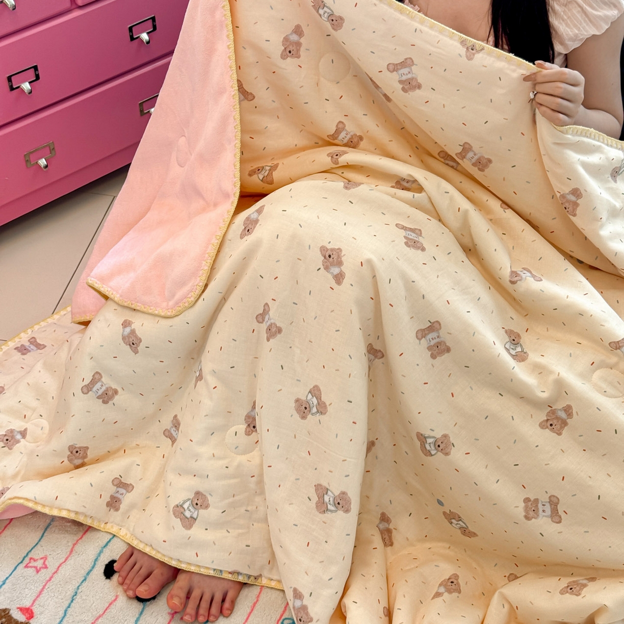 91家纺网 家纺一手货源 找家纺 妮可 2026新款A类三层夹棉全棉双层纱绒多功能盖毯被 布丁小熊