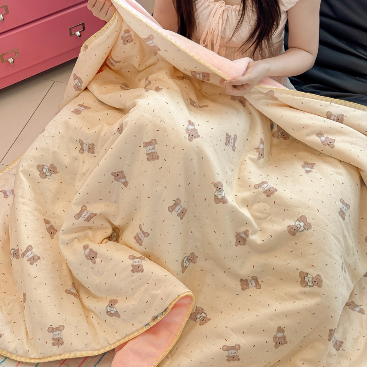 91家纺网 家纺一手货源 找家纺 妮可 2026新款A类三层夹棉全棉双层纱绒多功能盖毯被 布丁小熊