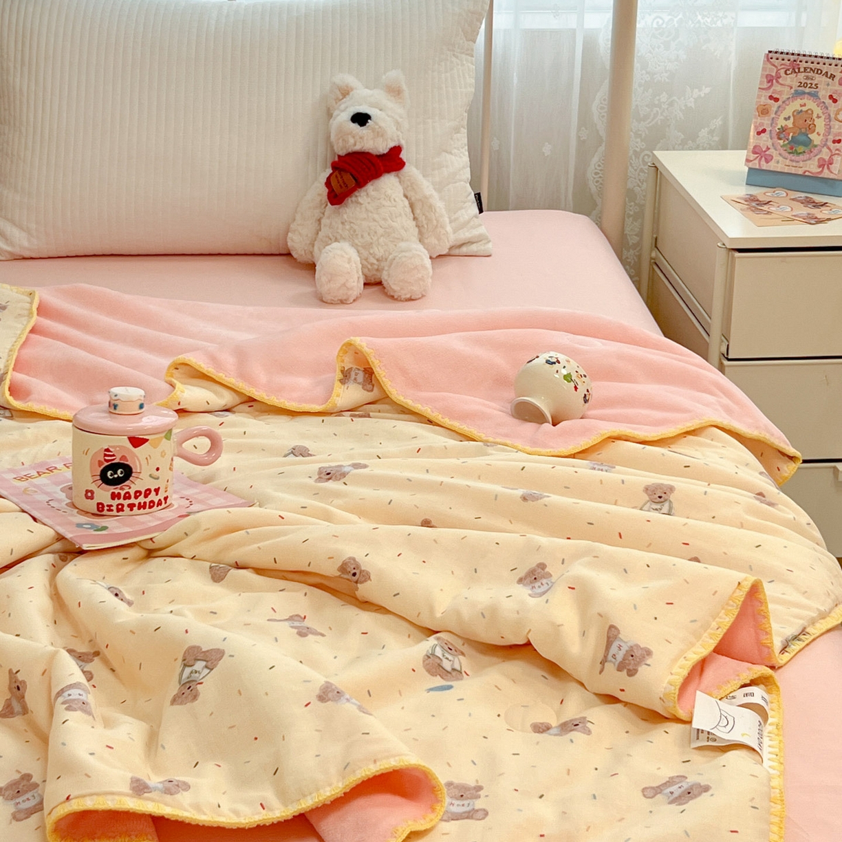 91家纺网 家纺一手货源 找家纺 妮可 2026新款A类三层夹棉全棉双层纱绒多功能盖毯被 布丁小熊