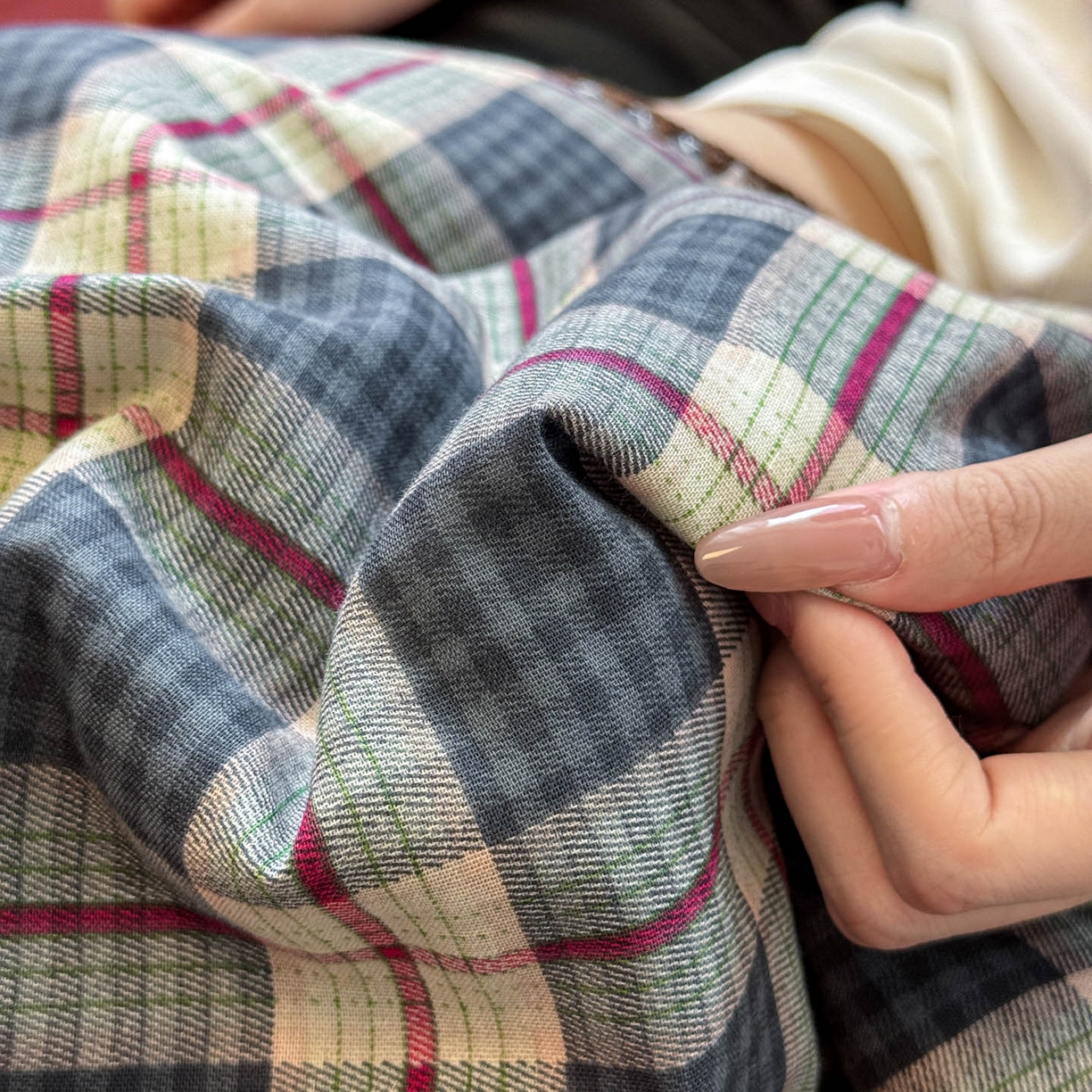 91家纺网 家纺一手货源 找家纺 妮可 2026新款A类三层夹棉全棉双层纱绒多功能盖毯被 格子画