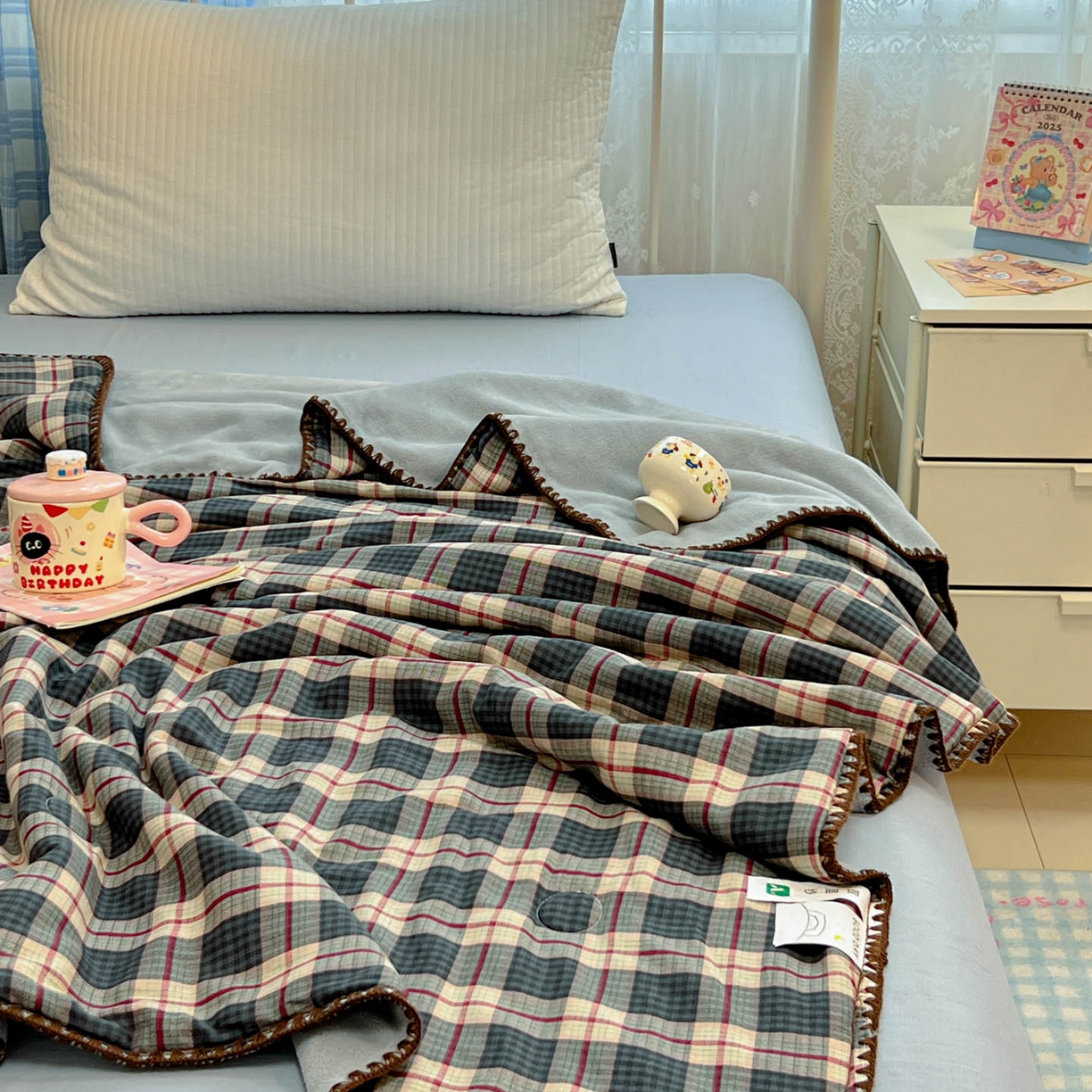 91家纺网 家纺一手货源 找家纺 妮可 2026新款A类三层夹棉全棉双层纱绒多功能盖毯被 格子画
