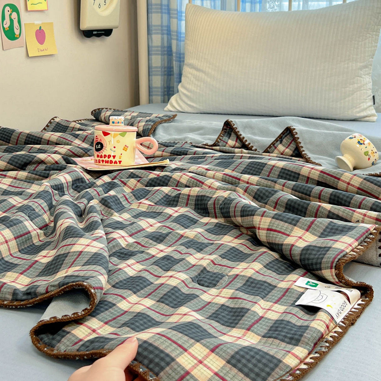 91家纺网 家纺一手货源 找家纺 妮可 2026新款A类三层夹棉全棉双层纱绒多功能盖毯被 格子画