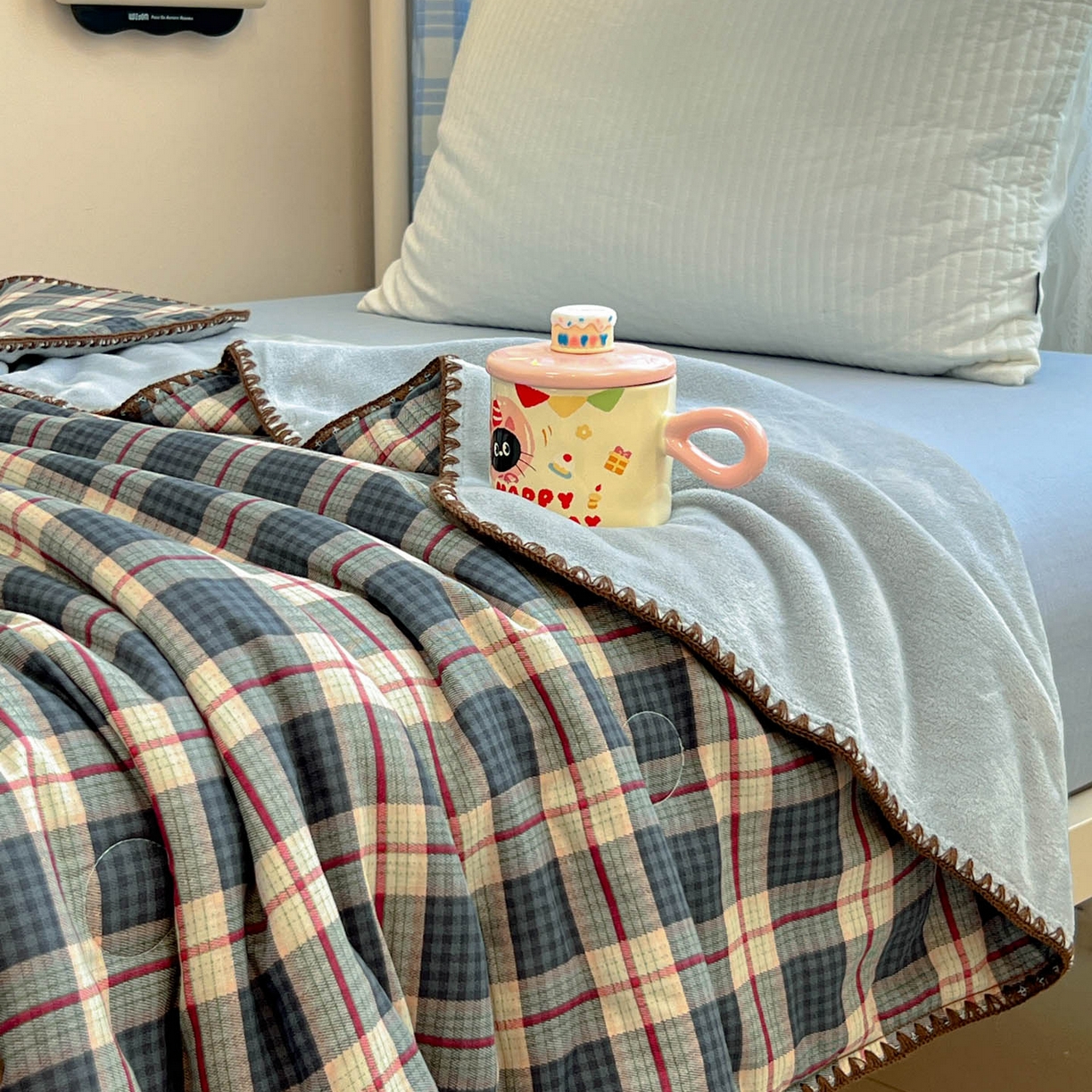 91家纺网 家纺一手货源 找家纺 妮可 2026新款A类三层夹棉全棉双层纱绒多功能盖毯被 格子画