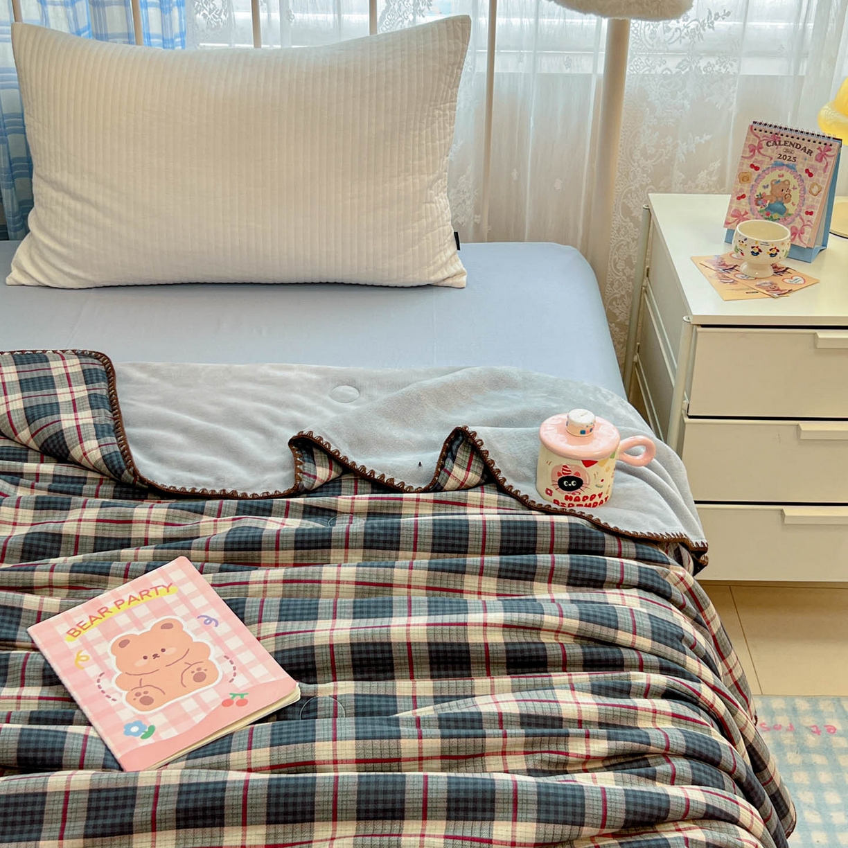 91家纺网 家纺一手货源 找家纺 妮可 2026新款A类三层夹棉全棉双层纱绒多功能盖毯被 格子画