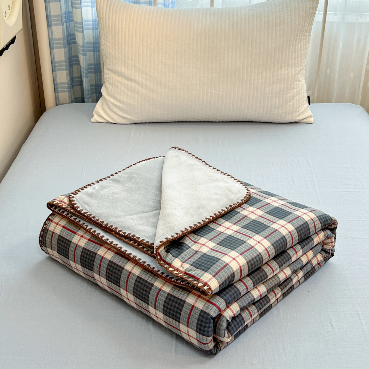 91家纺网 家纺一手货源 找家纺 妮可 2026新款A类三层夹棉全棉双层纱绒多功能盖毯被 格子画