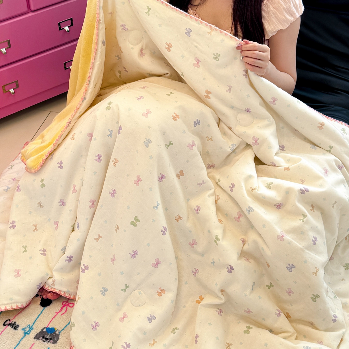 91家纺网 家纺一手货源 找家纺 妮可 2026新款A类三层夹棉全棉双层纱绒多功能盖毯被 蝴蝶芙芙