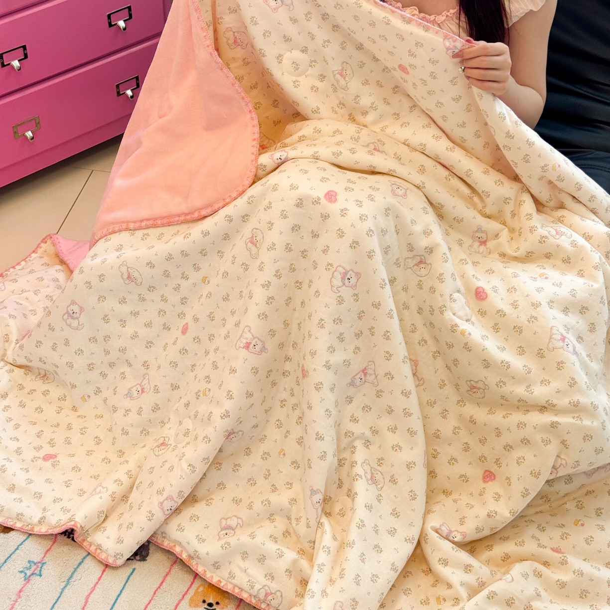 91家纺网 家纺一手货源 找家纺 妮可 2026新款A类三层夹棉全棉双层纱绒多功能盖毯被 甜甜小狗