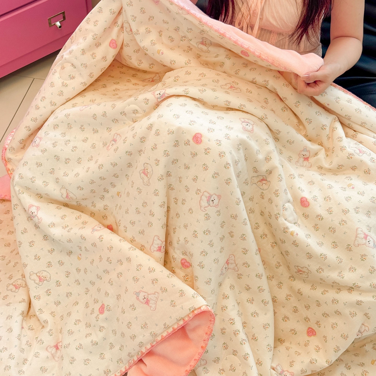 91家纺网 家纺一手货源 找家纺 妮可 2026新款A类三层夹棉全棉双层纱绒多功能盖毯被 甜甜小狗