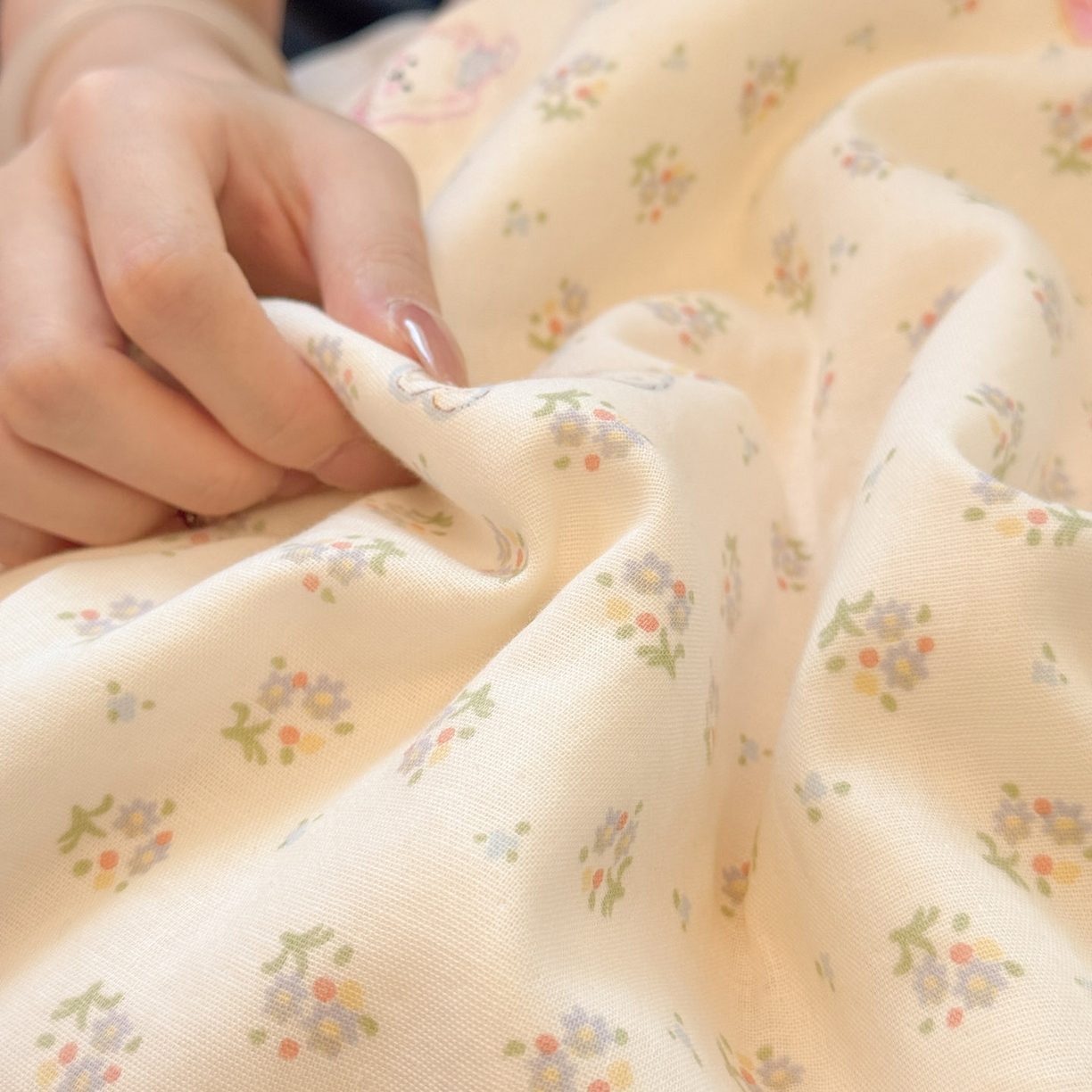 91家纺网 家纺一手货源 找家纺 妮可 2026新款A类三层夹棉全棉双层纱绒多功能盖毯被 甜甜小狗