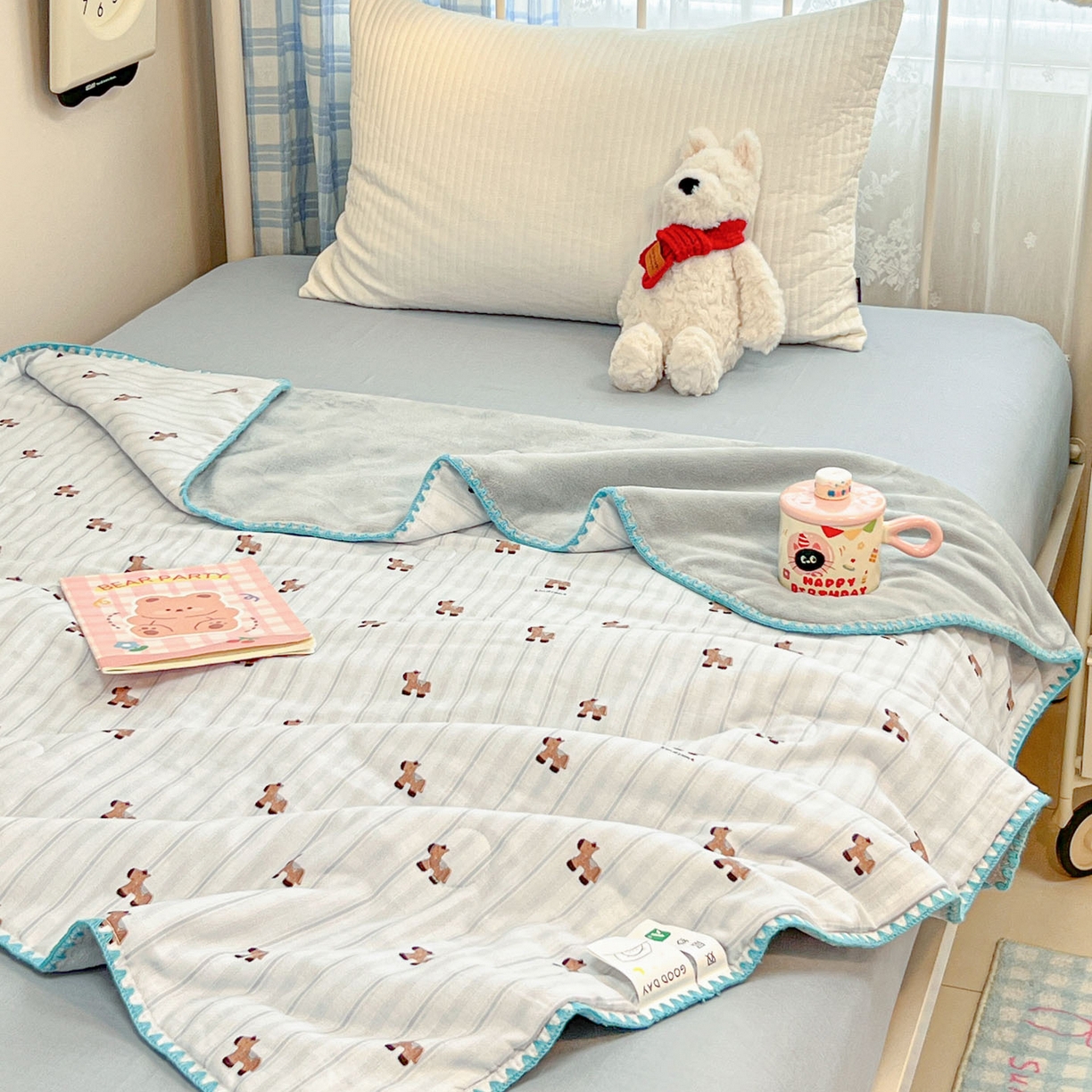 91家纺网 家纺一手货源 找家纺 妮可 2026新款A类三层夹棉全棉双层纱绒多功能盖毯被 小马日记