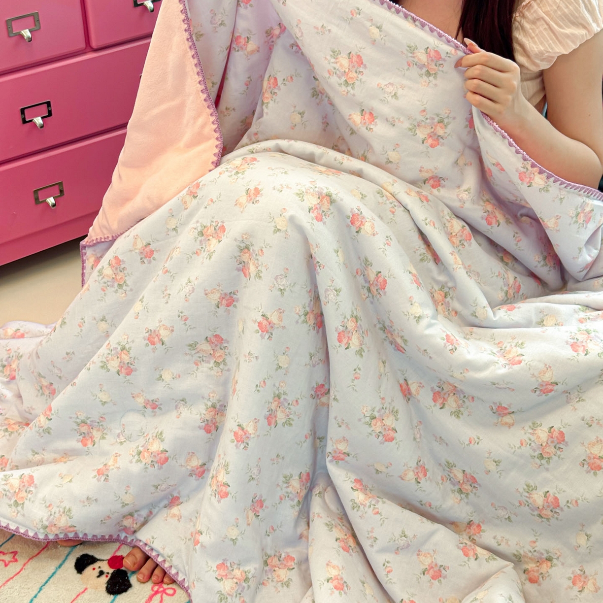 91家纺网 家纺一手货源 找家纺 妮可 2026新款A类三层夹棉全棉双层纱绒多功能盖毯被 小美好