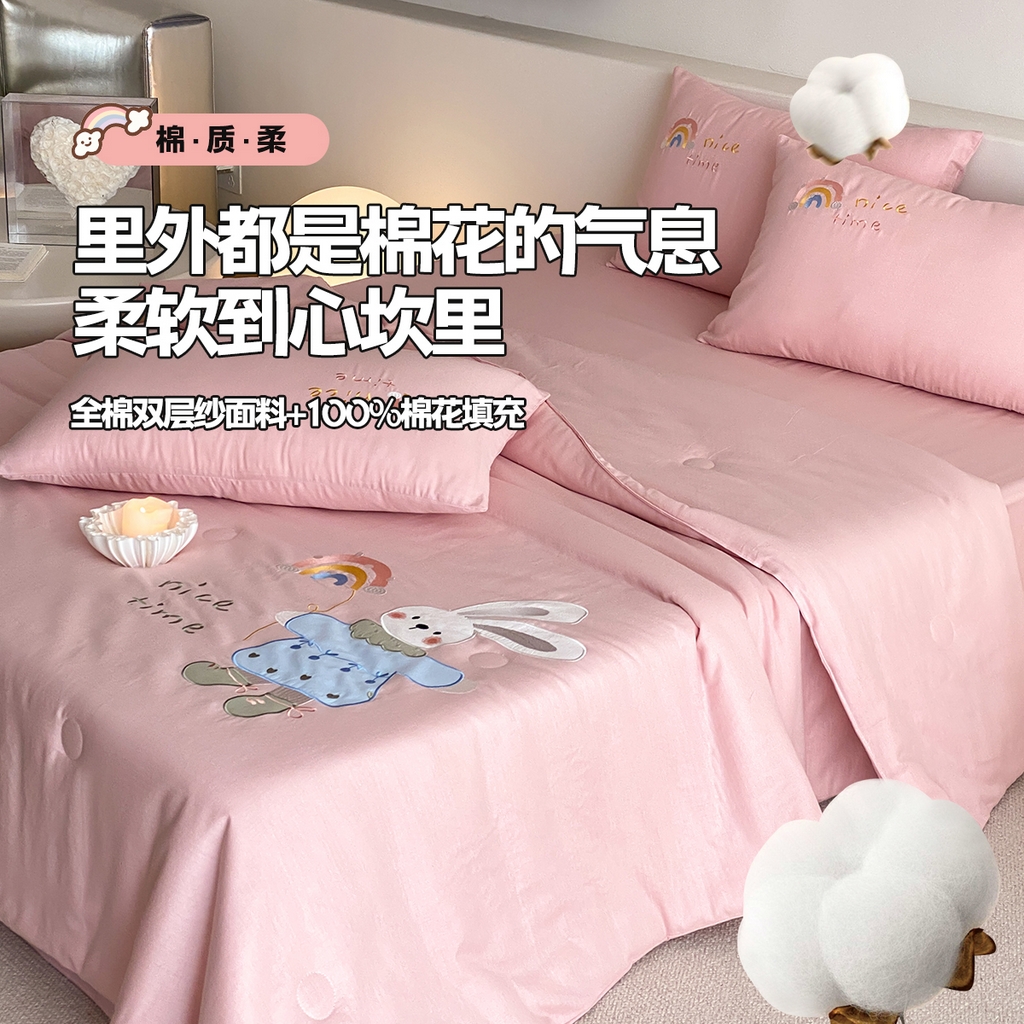 91家纺网 家纺一手货源 找家纺 鸣升家纺 2026新款全棉夏被双层纱贴布绣100%棉花夏被四件套 彩虹兔兔-粉