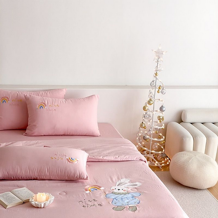 91家纺网 家纺一手货源 找家纺 鸣升家纺 2026新款全棉夏被双层纱贴布绣100%棉花夏被四件套 彩虹兔兔-粉