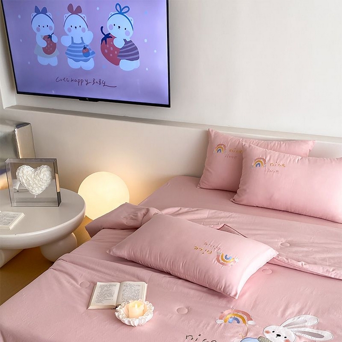 91家纺网 家纺一手货源 找家纺 鸣升家纺 2026新款全棉夏被双层纱贴布绣100%棉花夏被四件套 彩虹兔兔-粉