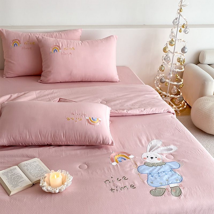 91家纺网 家纺一手货源 找家纺 鸣升家纺 2026新款全棉夏被双层纱贴布绣100%棉花夏被四件套 彩虹兔兔-粉