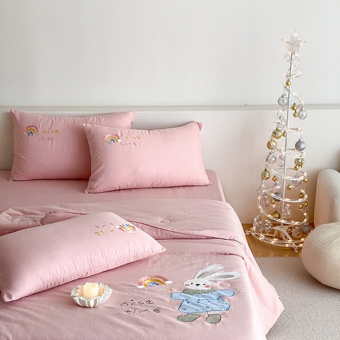 91家纺网 家纺一手货源 找家纺 鸣升家纺 2026新款全棉夏被双层纱贴布绣100%棉花夏被四件套 彩虹兔兔-粉