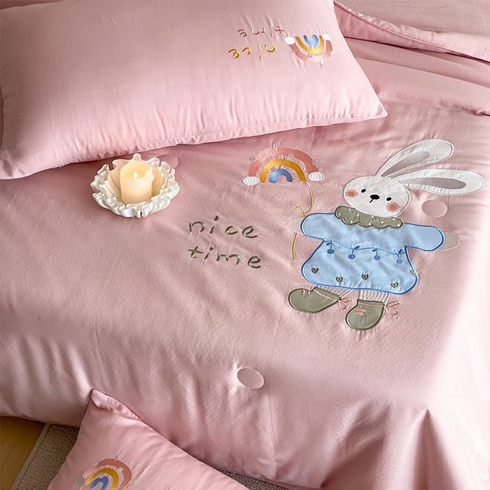 91家纺网 家纺一手货源 找家纺 鸣升家纺 2026新款全棉夏被双层纱贴布绣100%棉花夏被四件套 彩虹兔兔-粉
