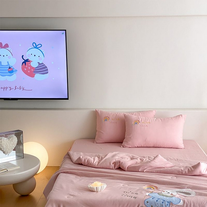 91家纺网 家纺一手货源 找家纺 鸣升家纺 2026新款全棉夏被双层纱贴布绣100%棉花夏被四件套 彩虹兔兔-粉