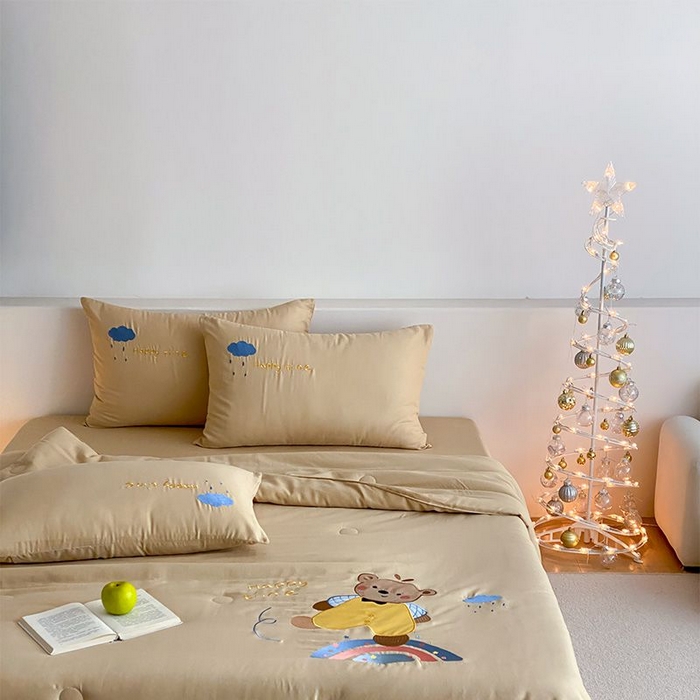 91家纺网 家纺一手货源 找家纺 鸣升家纺 2026新款全棉夏被双层纱贴布绣100%棉花夏被四件套 彩虹小熊-卡其