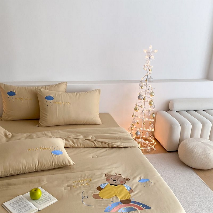 91家纺网 家纺一手货源 找家纺 鸣升家纺 2026新款全棉夏被双层纱贴布绣100%棉花夏被四件套 彩虹小熊-卡其