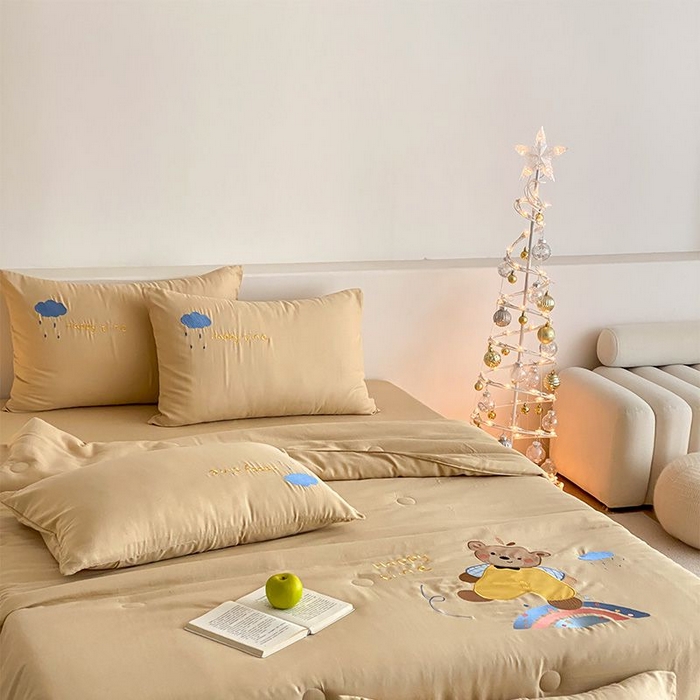 91家纺网 家纺一手货源 找家纺 鸣升家纺 2026新款全棉夏被双层纱贴布绣100%棉花夏被四件套 彩虹小熊-卡其