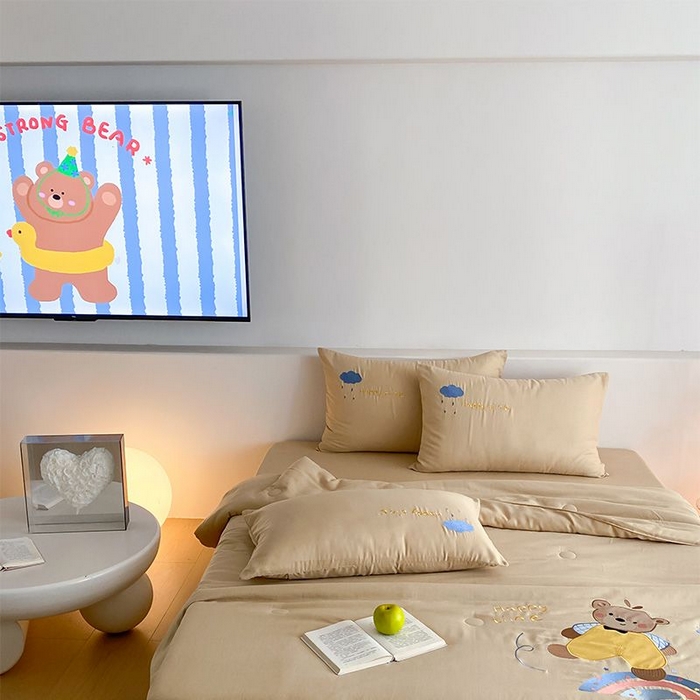 91家纺网 家纺一手货源 找家纺 鸣升家纺 2026新款全棉夏被双层纱贴布绣100%棉花夏被四件套 彩虹小熊-卡其