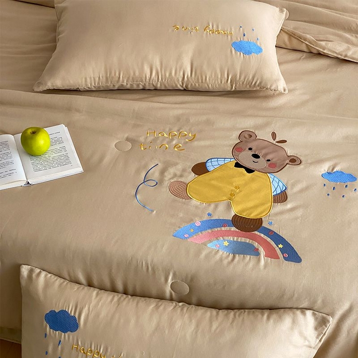 91家纺网 家纺一手货源 找家纺 鸣升家纺 2026新款全棉夏被双层纱贴布绣100%棉花夏被四件套 彩虹小熊-卡其